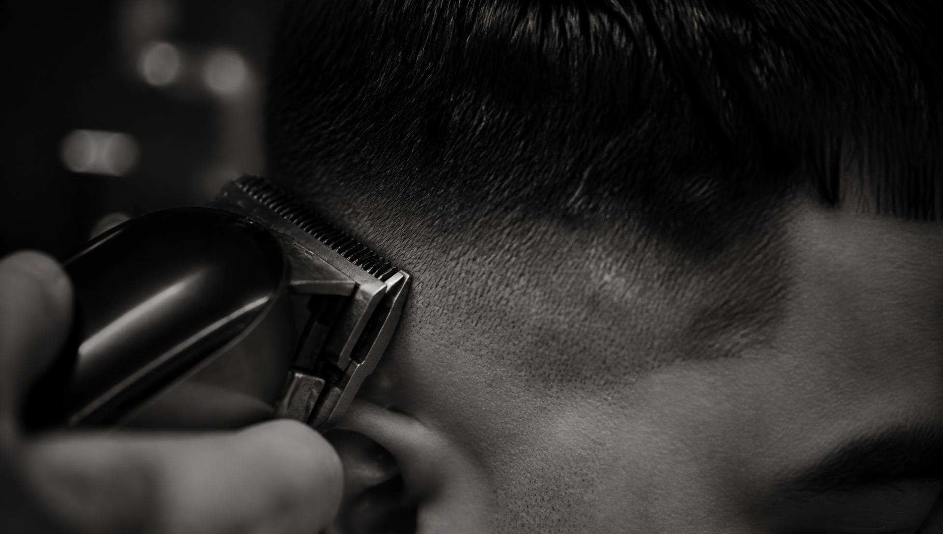 Detalle de corte de pelo masculino en Studio 29 Barcelona